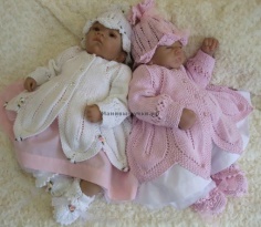  AMAZING KIT FOR A NEWBORN GIRL WITH KNITTING NEEDLES