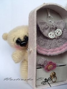CLOTHES FOR SMALL KNITTED LITTLE ANIMALS.