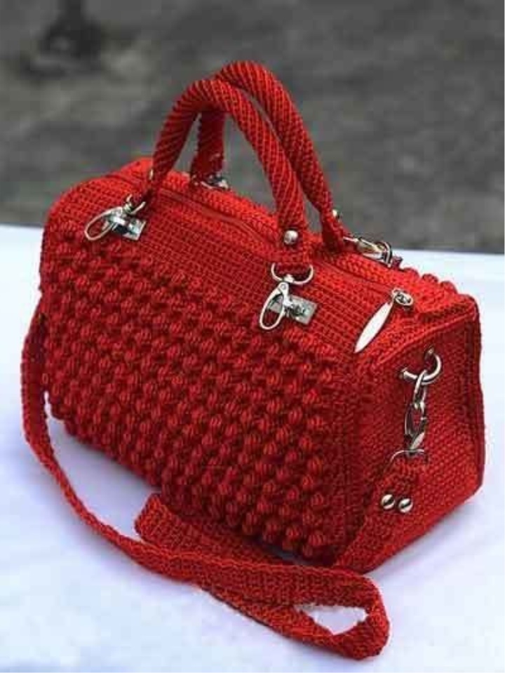 Crochet bag with a pattern of popcorn