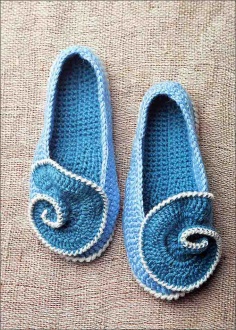  BLUE SLIPPERS WITH A FLOWER